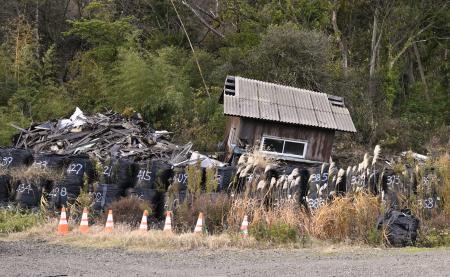 　石川県珠洲市に残された、能登半島地震で倒壊した建物やがれき＝２０２５年１２月