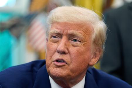 　米ホワイトハウスで記者団に話すトランプ大統領＝９日（ＡＰ＝共同）