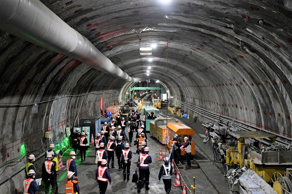 工事が進められている養老トンネルの避難坑内＝海津市南濃町庭田