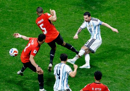 　アルゼンチン―エジプト　後半、同点ゴールを決めるアルゼンチンのメッシ（右）＝アトランタ（共同）