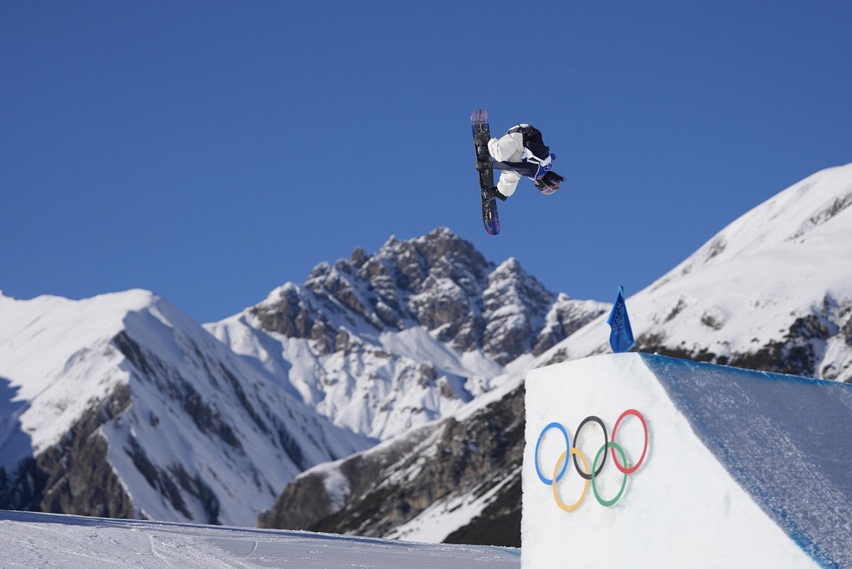 １５日の女子スロープスタイル予選でジャンプする村瀬心椛＝リビーニョ（共同）
