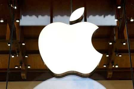 　アップルストアの店舗に掲示されたアップルのロゴ＝２５年４月、パリ（ロイター＝共同）