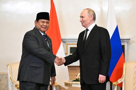 　１９日、ロシア北西部サンクトペテルブルクで会談したプーチン大統領（右）とインドネシアのプラボウォ大統領（タス＝共同）