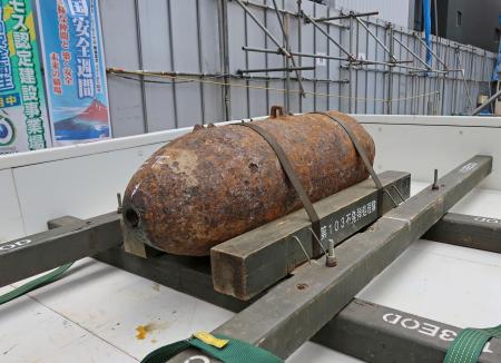 　名古屋市中区丸の内の工事現場から回収される不発弾＝１３日午後