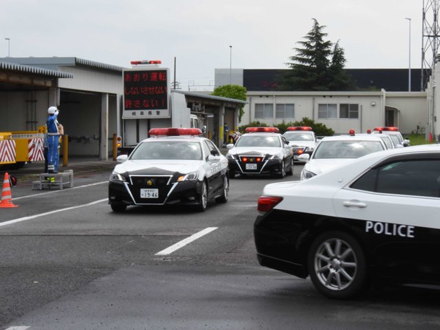県警ヘリとともにあおり運転警戒パトロールに出発する高速隊のパトカー＝羽島市江吉良町、ＮＥＸＣＯ中日本羽島保全・サービスセンタープラザ