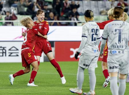 　ＩＮＡＣ神戸―長野　前半、先制ゴールを決め喜ぶＩＮＡＣ神戸・吉田（左から２人目）＝ノエスタ