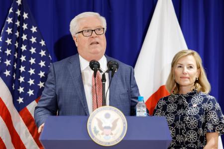 　来日し、記者会見する米国のジョージ・グラス新駐日大使＝１８日午後、羽田空港