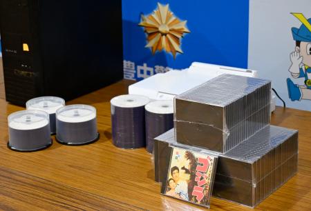 　押収された白黒映画「ゴジラ」をカラー化したＤＶＤなど＝１７日午前、大阪府警豊中署