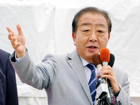 　街頭演説する立憲民主党の野田代表＝１５日午後、新潟県魚沼市
