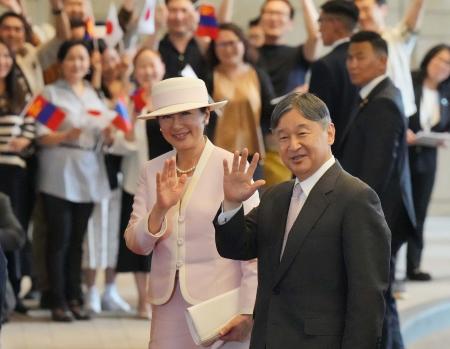 　モンゴル・ウランバートル市内のホテルに到着し、在留邦人らの出迎えを受けられる天皇、皇后両陛下＝６日（代表撮影・共同）