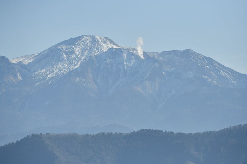 噴気が上がる御嶽山＝２０２１年１１月（本社契約ヘリより）