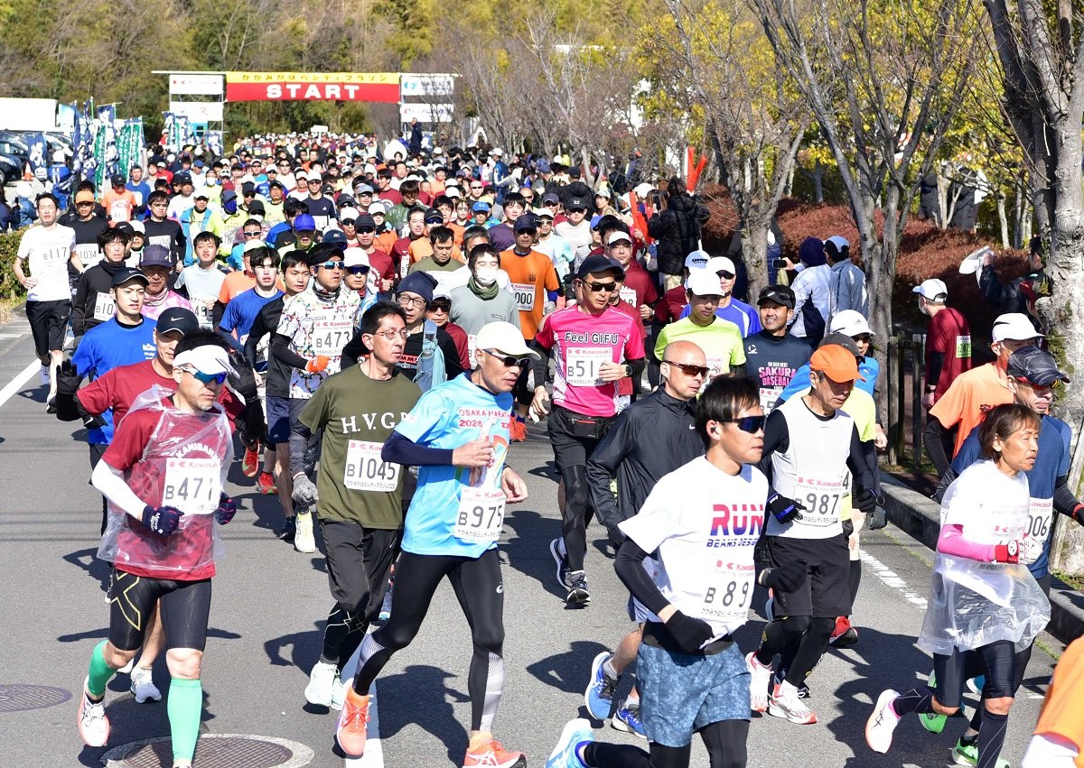一斉にスタートするランナーたち＝８日午前９時３１分、各務原市下切町、川崎重工ホッケースタジアム前（撮影・坂井萌香）