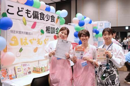 　窓口開設に先駆けて、偏食に関する相談会を開いた大賀薬局の社員（右）ら＝２５日午前、福岡市