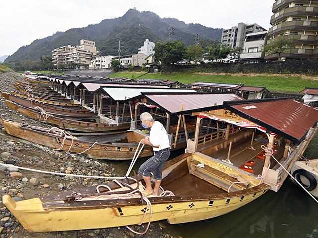 台風１４号の接近に備え、鵜飼観覧船を係留する船頭＝１７日午後１時３３分、岐阜市の長良川