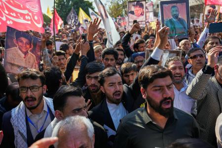 　１３日、パキスタンの首都イスラマバードで２月上旬に起きた自爆テロに抗議する人たち（ＡＰ＝共同）