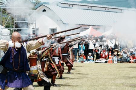 　「真田まつり」で行われた鉄砲隊の演武＝５日、和歌山県九度山町