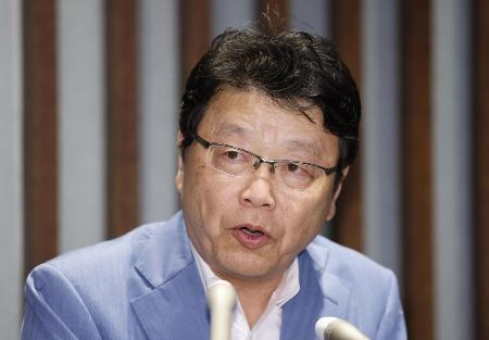 　比例代表で当選を決め、メディアの取材に応じる日本保守党の北村晴男氏＝２０日夜、東京都中央区