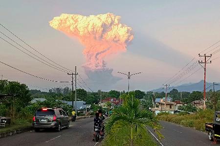 　噴煙を上げるインドネシアのレウォトビ火山＝１７日（ＡＰ＝共同）