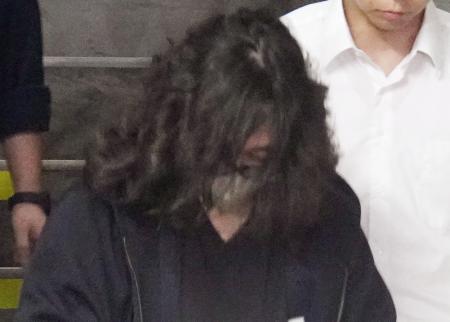 　警視庁練馬署を出る三浦拓也容疑者＝５日夜