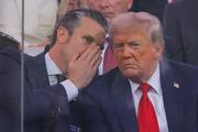 　米ワシントンで行われた軍事パレードの会場で、トランプ大統領（右）と話すヘグセス国防長官＝１４日（ロイター＝共同）