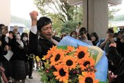 母校の中京高校を訪問し、在校生の前でポーズを取る松田宣浩選手＝瑞浪市、中京高校