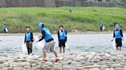 川岸でごみを拾い集める参加者＝岐阜市、長良川