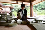 畳のパーツをはめ込んでいく山田憲司さん＝京都市、光明院