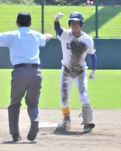 県岐阜商×市岐阜商＝９回裏県岐阜商無死、左翼線二塁打を放ちガッツポーズする代打水野＝大野レインボー