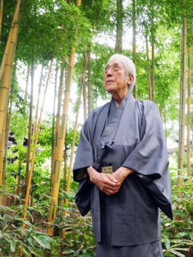 　庭でたたずむ千玄室さん＝２０１５年６月、京都市上京区