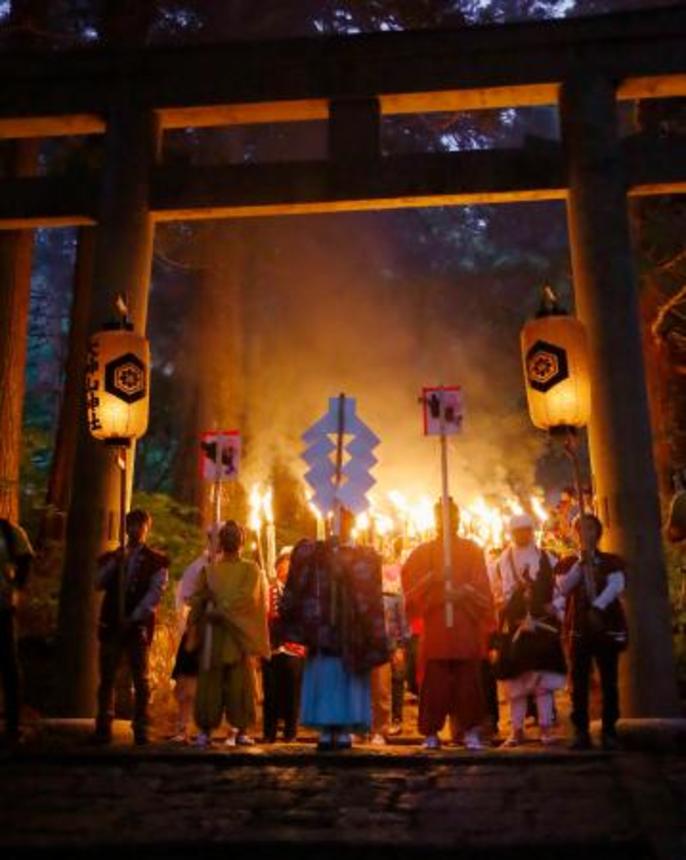 　大山の夏山開きの前夜祭で行われた「たいまつ行列」＝７日夕、鳥取県大山町
