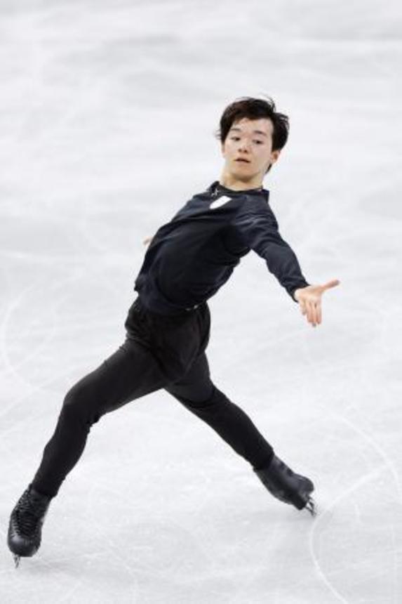 　公式練習で調整する鍵山優真＝ミラノ（共同）