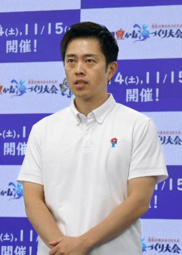 　記者団の取材に応じる大阪府の吉村洋文知事＝８日午後、大阪府庁