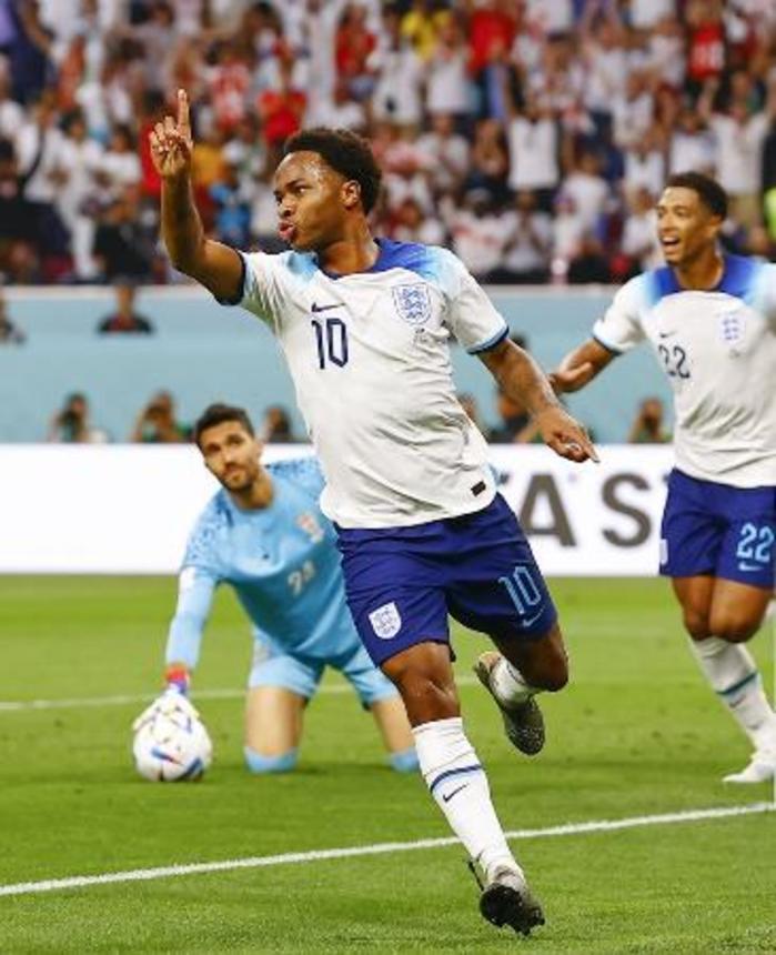 　２０２２年サッカーＷ杯カタール大会１次リーグ、イラン戦でゴールを決めて駆け出すイングランドのスターリング選手（手前）＝ドーハ（共同）