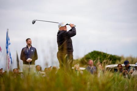 　自身が所有するゴルフ場でプレーするトランプ米大統領＝２０２５年７月、英スコットランド・アバディーン近郊（ゲッティ＝共同）