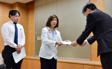 　斎藤元彦兵庫県知事の辞職を申し入れる共産党県議団＝２日午前、兵庫県庁