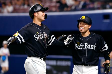 　決勝の２点二塁打を放った１１回の攻撃を終え、近藤（右）に迎えられるソフトバンク・広瀬隆＝バンテリンドーム