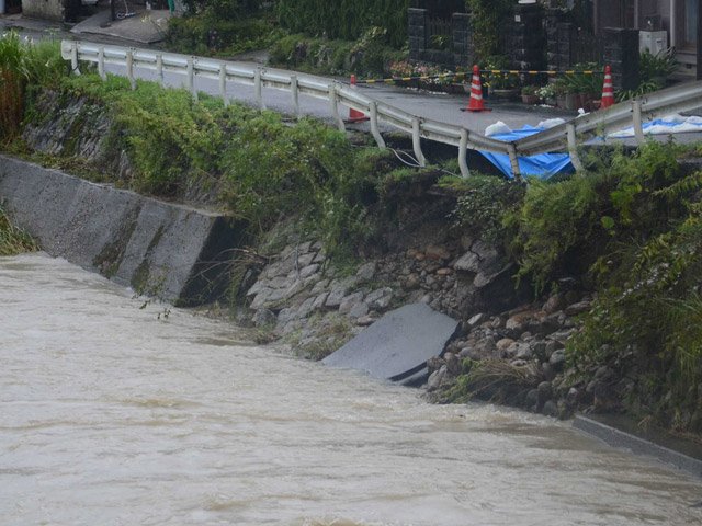 大雨による増水で護岸が崩落した土岐川＝１５日午前７時９分、瑞浪市土岐町