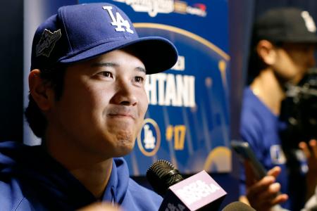 　報道陣の取材に応じるドジャース・大谷＝トロント（共同）