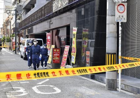 　女性の遺体が見つかった現場付近を調べる大阪府警の捜査員＝９日、大阪市中央区