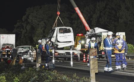 　東北自動車道上り線の事故現場から撤去される車両＝２７日、栃木県那須塩原市