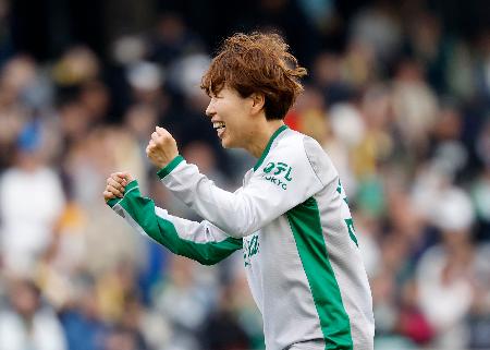 　大宮―日テレ東京Ｖ　ＰＫ戦でキックを決めガッツポーズする日テレ東京Ｖ２人目の岩清水＝Ｕ等々力