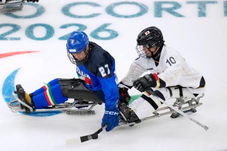 　日本―イタリア　第１ピリオド　競り合う伊藤（右）＝ミラノ（共同）