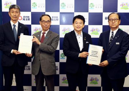 　回答書を受け取る大野元裕埼玉県知事（左から２人目）と清水勇人さいたま市長（右から２人目）＝３０日午後、埼玉県庁