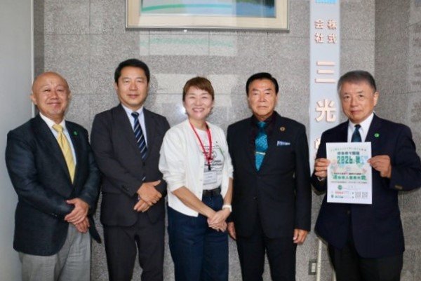 三光堂の大野正和会長（右から２人目）に第２回岐阜県人世界大会への協力を呼びかけた藤井豊文ＧＫＩ会長＝岐阜市本荘中ノ町、三光堂