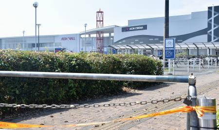 　規制線が張られたイオンモール熊本＝３日、熊本県嘉島町