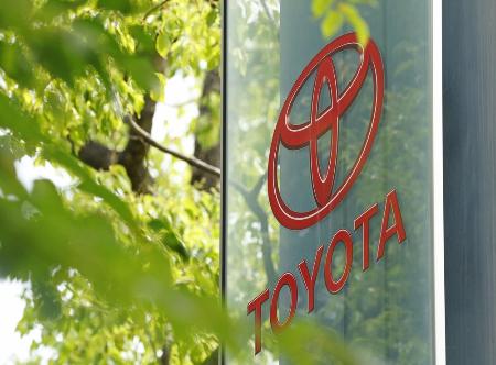 　愛知県豊田市のトヨタ自動車堤工場に掲げられたロゴマーク