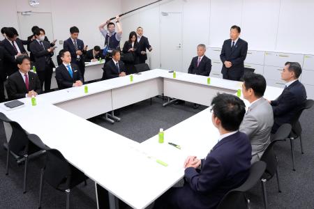 　自民党と日本維新の会が国会内で開いた憲法改正条文起草協議会の初会合。９条改正や緊急事態条項創設について、議論を深める方針を確認した＝１３日午後