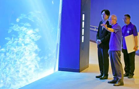 　「のとじま水族館」を視察される秋篠宮さま＝１８日午後、石川県七尾市（代表撮影）