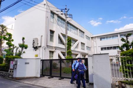 　男２人が侵入した立川市立第三小学校＝８日午後、東京都立川市