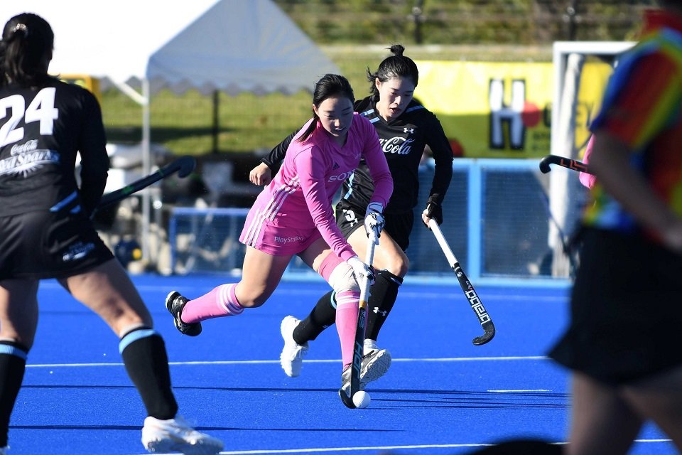 熱戦を繰り広げるソニーHCの選手（中央）ら